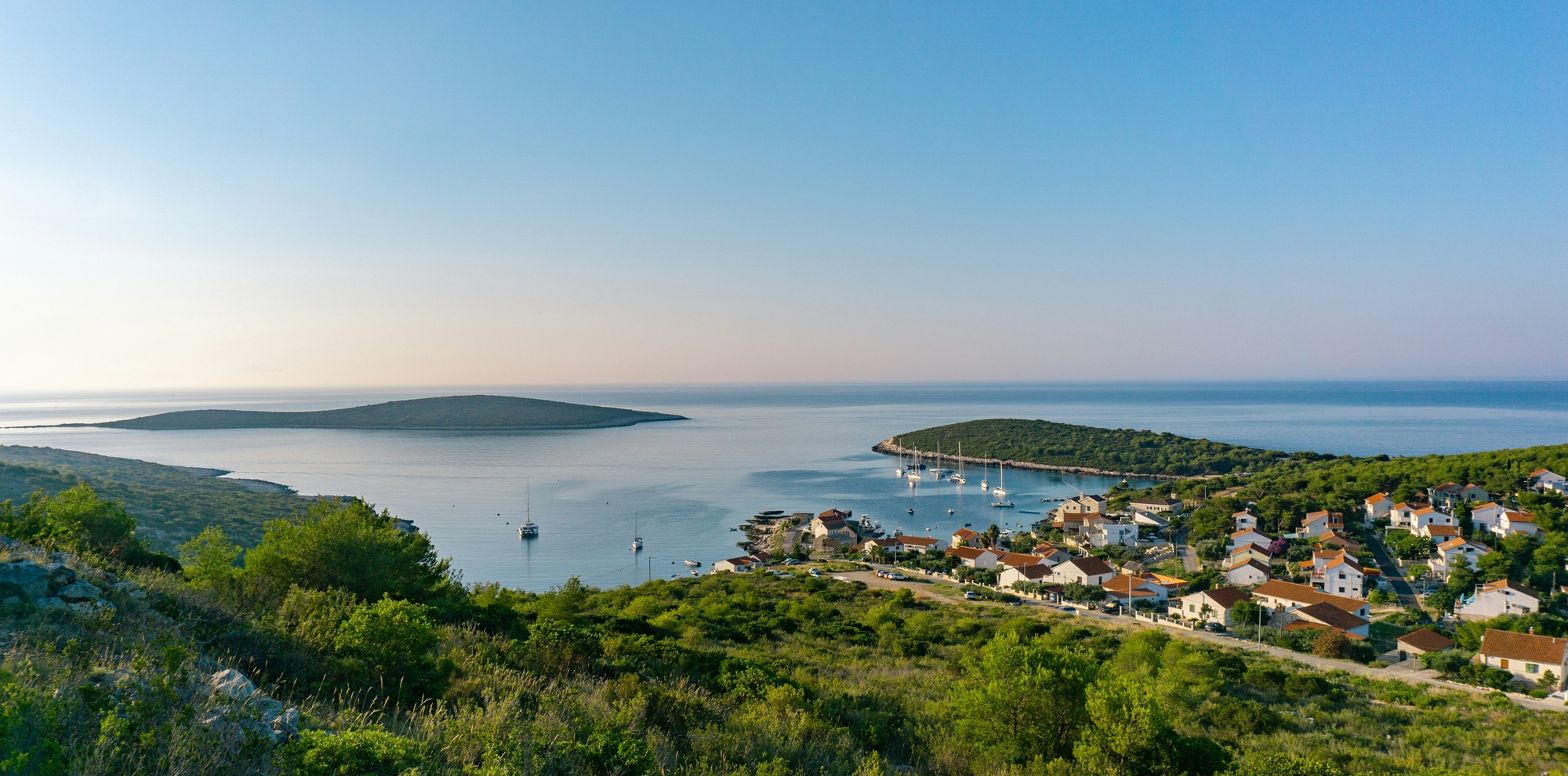 Zašto biste trebali posjetiti Vis: Najbolje uvale, bogata povijest i autentično mediteransko iskustvo